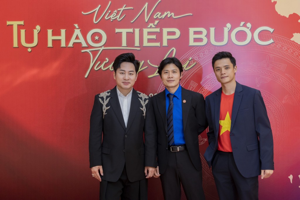 Ca sĩ Tùng Dương, nhạc sĩ Nguyễn Văn Chung và đạo diễn Vũ Hồng Thắng