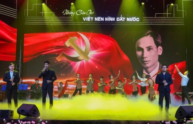 Sâu lắng, tự hào “Những câu thơ viết nên hình đất nước”