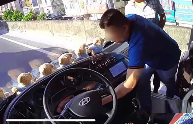 Khởi tố đối tượng rút chìa khóa xe khách trên đường Vành đai 3