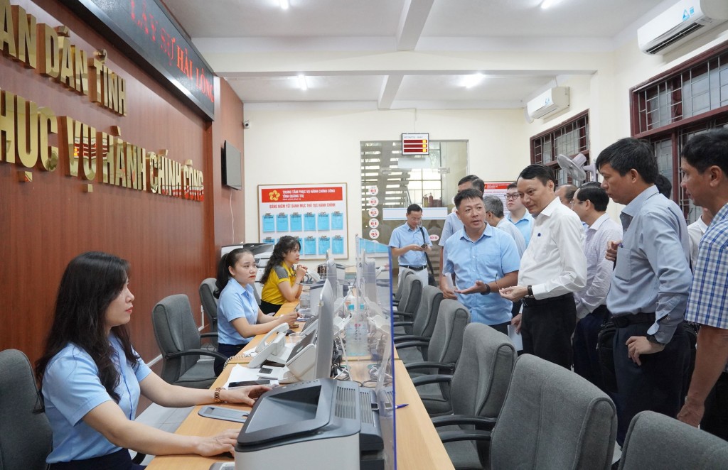 Phó Chủ tịch Ủy ban Tiêu chuẩn Đo lường Chất lượng Quốc gia Trần Hậu Ngọc khảo sát tại Trung tâm Phục vụ Hành chính công tỉnh Quảng Trị
