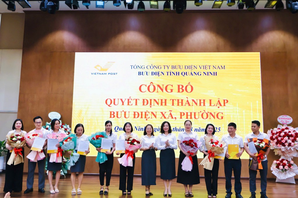 Giám đốc Bưu điện tỉnh Quảng Ninh trao quyết định bổ nhiệm cho các đơn vị Bưu điện phường mới thành lập