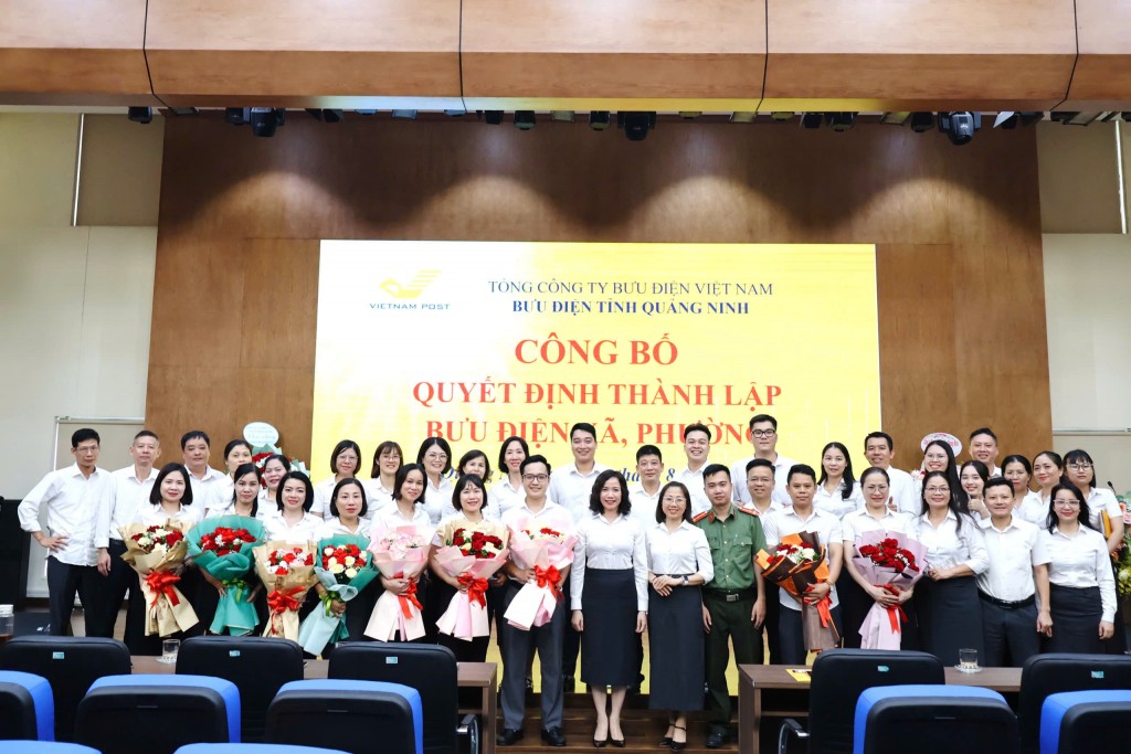 Sau lễ công bố, Giám đốc Bưu điện tỉnh Quảng Ninh chụp ảnh lưu niệm cùng tập thể CBCNV.