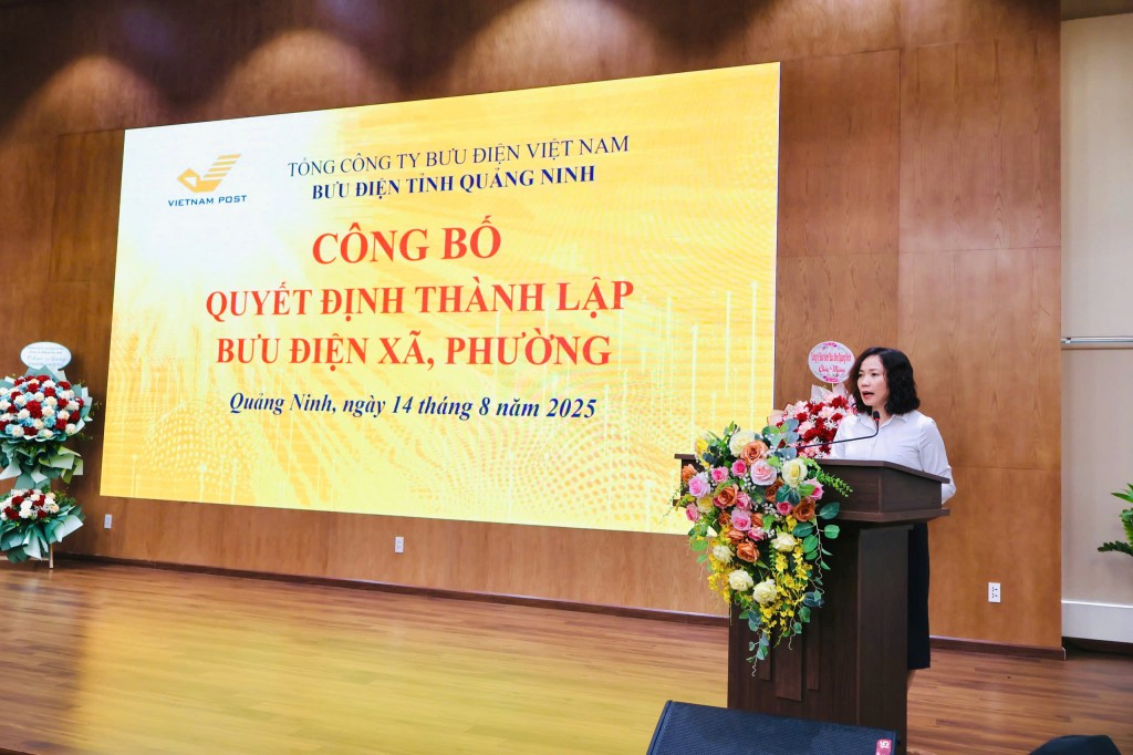 Bà Phạm Thị Hải Yến, Giám đốc Bưu điện tỉnh Quảng Ninh phát biểu tại buổi lễ
