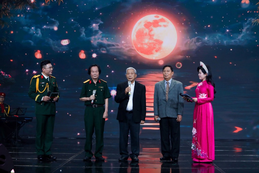 Các nhà thơ giao lưu cùng khán giả