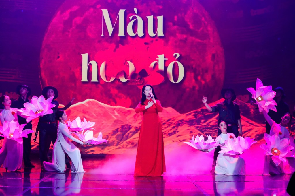 Trình diễn tác phẩm “Màu hoa đỏ”