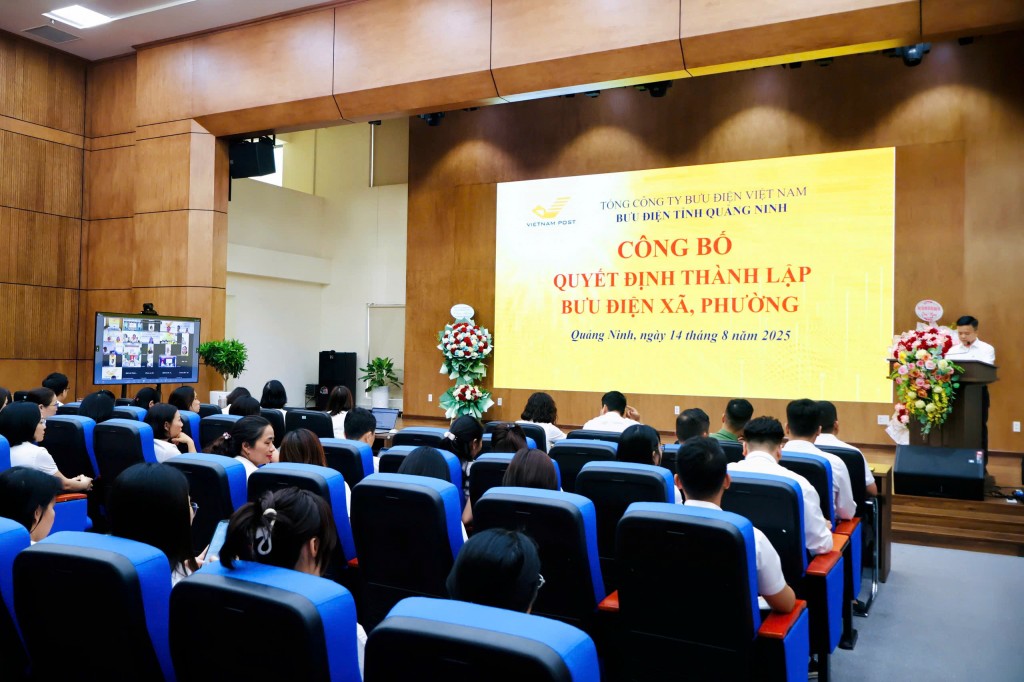 Quang cảnh Lễ công bố Quyết định thành lập hệ thống Bưu điện xã, phường