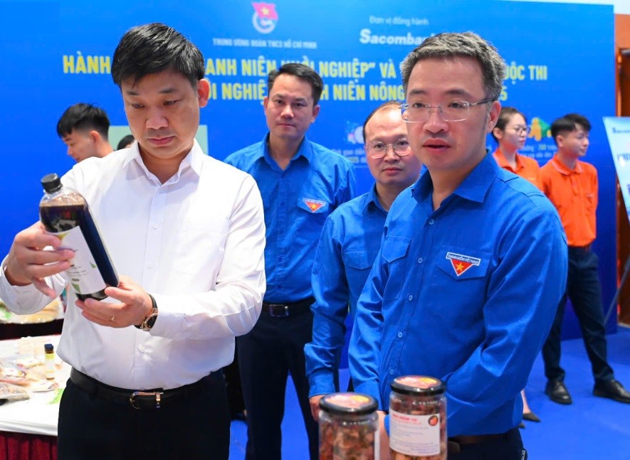 Ông Nguyễn Văn Công, Phó Chủ tịch UBND tỉnh Quảng Ninh và các đại biểu tham quan các gian hàng trưng bày Dự án