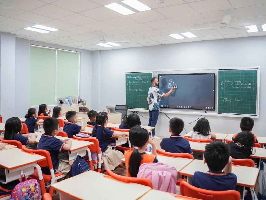Ngọn lửa yêu nghề đưa cô giáo U50 chinh phục trí tuệ nhân tạo