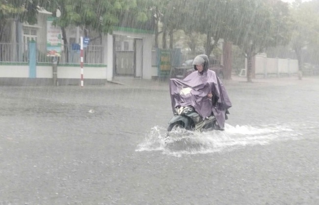 Mưa lớn ở nhiều nơi, nguy cơ lũ quét tại 13 tỉnh