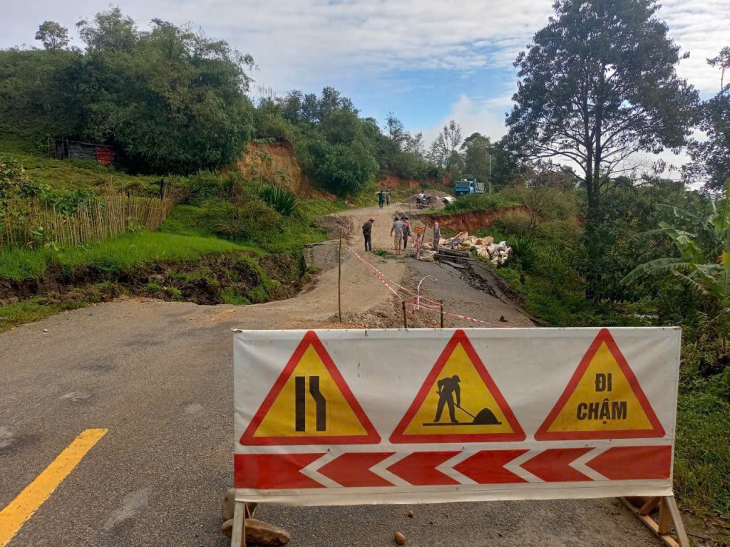 Quảng Ngãi: Sớm khắc phục tuyến đường huyết mạch hư hỏng do mưa lớn