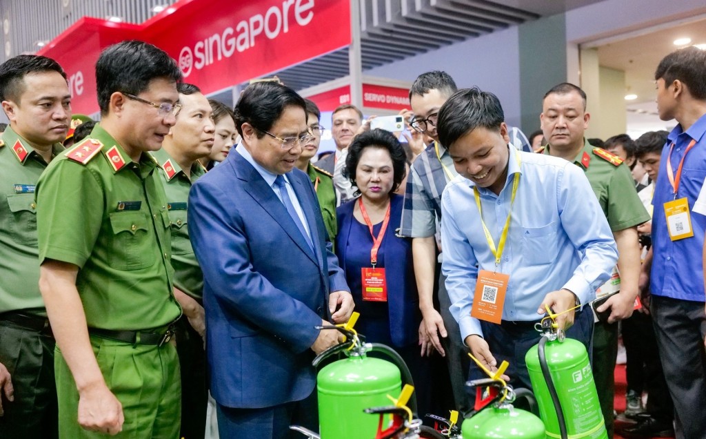 hủ tướng Chính phủ Phạm Minh Chính đã trực tiếp ghé thăm một số gian hàng trong đó có gian hàng của Công ty FICO