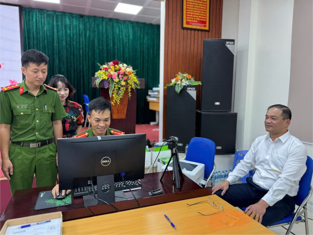 đồng chí Nguyễn Ngọc Việt – Thành ủy viên, Bí thư Đảng ủy, Chủ tịch HĐND phường dẫn đầu đoàn công tác trực tiếp đến kiểm tra, giám sát việc triển khai cấp đổi thẻ Đảng viên gắn chip tại hai điểm Công an phường (119B Thái Hà và 63 Hoàng Cầu)
