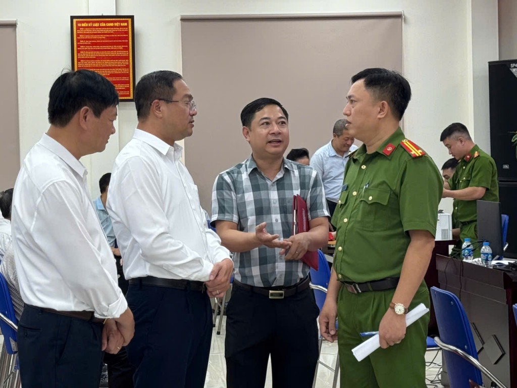 đồng chí Nguyễn Ngọc Việt – Thành ủy viên, Bí thư Đảng ủy, Chủ tịch HĐND phường dẫn đầu đoàn công tác trực tiếp đến kiểm tra, giám sát việc triển khai cấp đổi thẻ Đảng viên gắn chip tại hai điểm Công an phường (119B Thái Hà và 63 Hoàng Cầu)