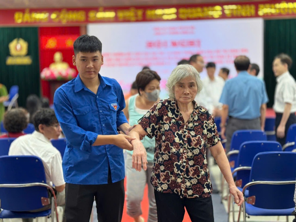 Lực lượng đoàn viên, thanh niên phường cũng tham gia hỗ trợ kê khai hồ sơ, đối chiếu thông tin trên hệ thống quản lý đảng viên, phục vụ hậu cần, góp phần bảo đảm tiến độ chung.