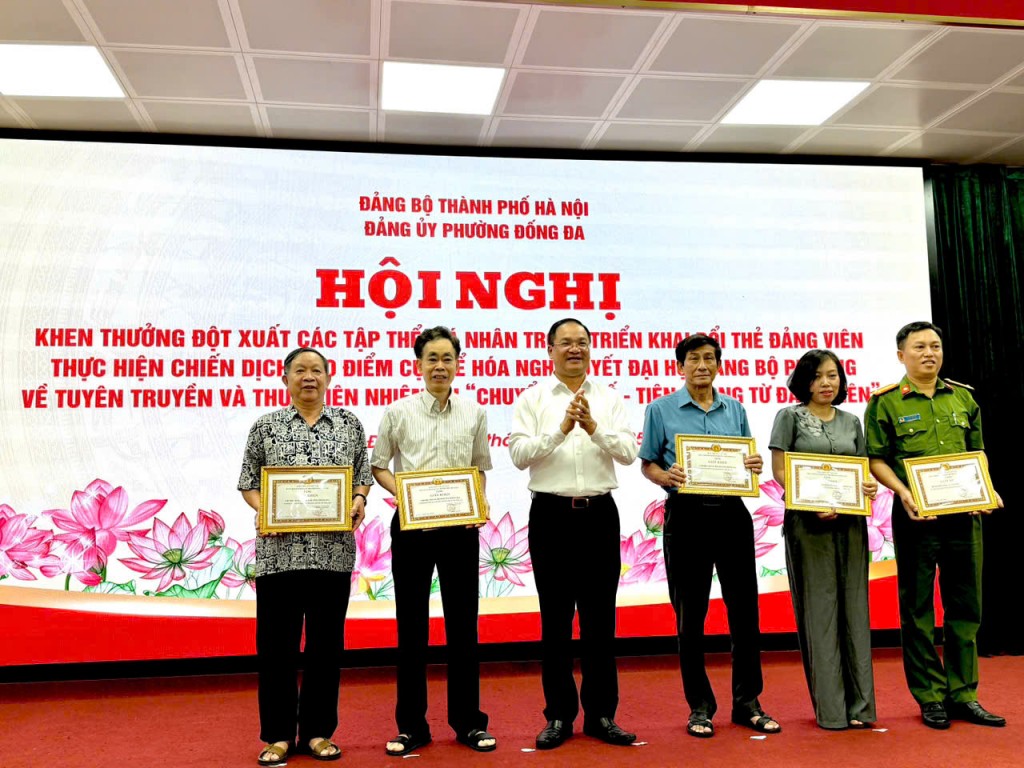Đảng ủy phường Đống Đa đã quyết định khen thưởng đột xuất các tập thể và cá nhân có thành tích xuất sắc trong triển khai nhiệm vụ đổi thẻ Đảng viên gắn chip trên địa bàn.