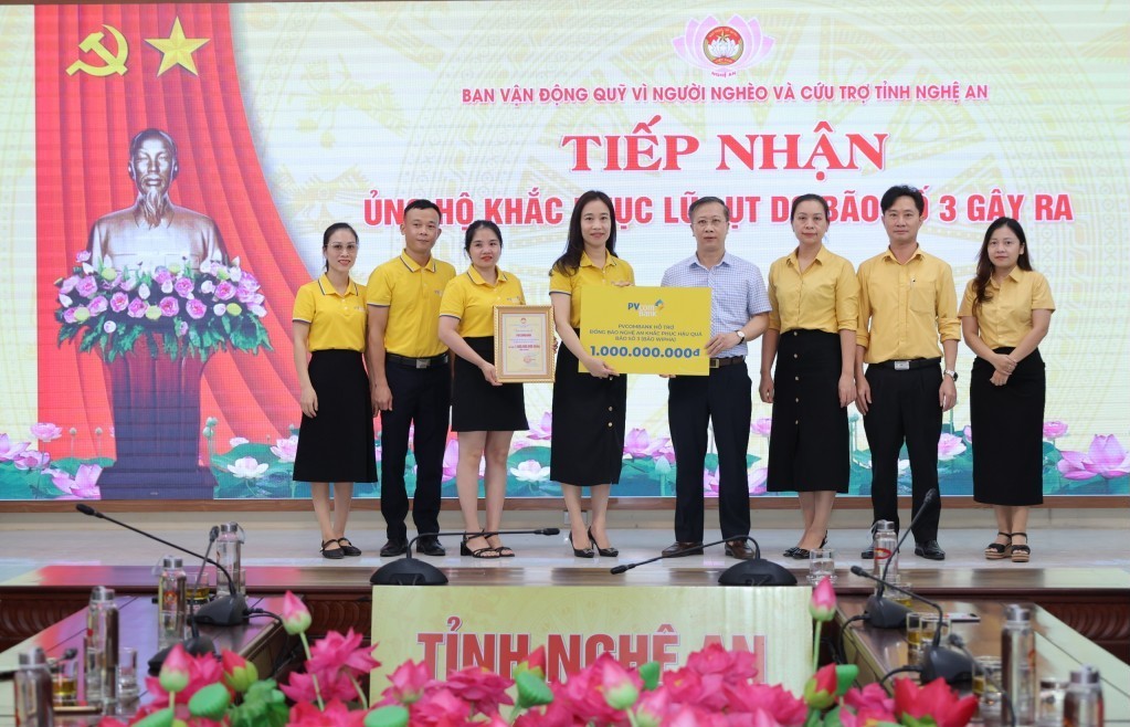 PVcomBank trao 1 tỷ đồng hỗ trợ Nghệ An khắc phục bão Wipha