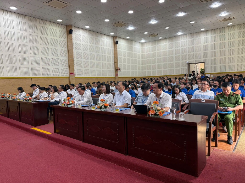 Các đại biểu tham dự buổi lễ