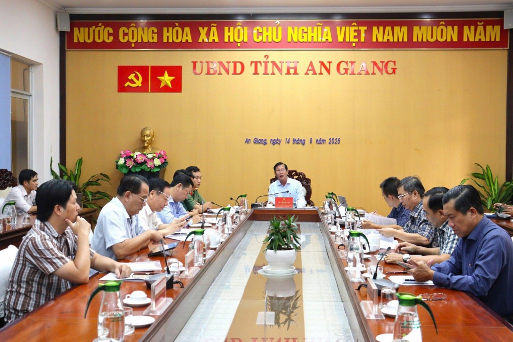Phó Chủ tịch Ủy ban nhân dân tỉnh Lê Văn Phước chủ trì cuộc họp