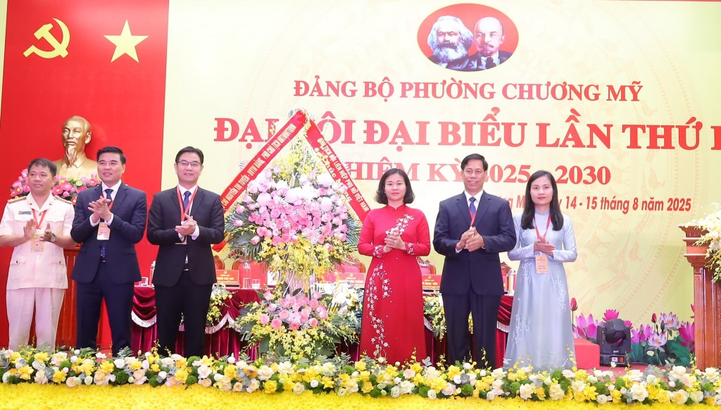 Đồng chí Nguyễn Thị Tuyến - Ủy viên Ban Chấp hành Trung ương Đảng, Phó Chủ tịch Ủy ban Trung ương MTTQ Việt Nam, Chủ tịch Hội Liên hiệp phụ nữ Việt Nam tặng hoa chúc mừng đại hội