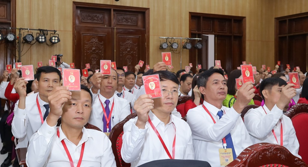 Các đại biểu biểu quyết thông qua Nghị quyết Đai hội đại biểu Đảng bộ phường Chương Mỹ lần thứ I, nhiệm kỳ 2025-2030