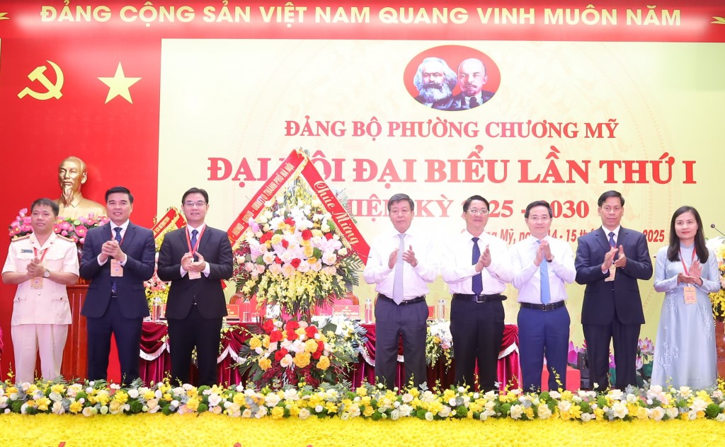 Đồng chí Dương Đức Tuấn - Ủy viên Ban Thường vụ Thành ủy, Phó Chủ tịch UBND Thành phố Hà Nội chúc mừng đại họi