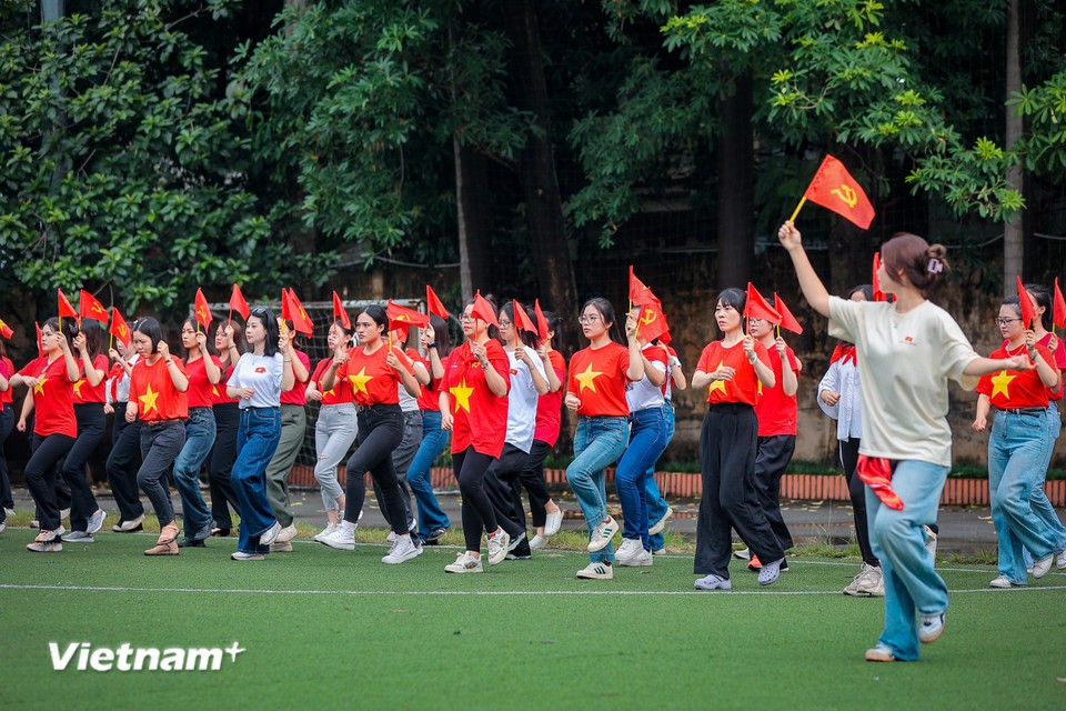Những nhà báo cùng bước chân kiêu hãnh tiến về đại lễ
