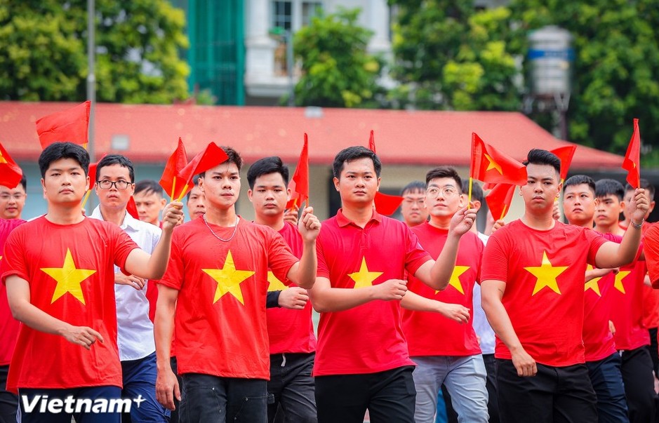 Những nhà báo cùng bước chân kiêu hãnh tiến về đại lễ