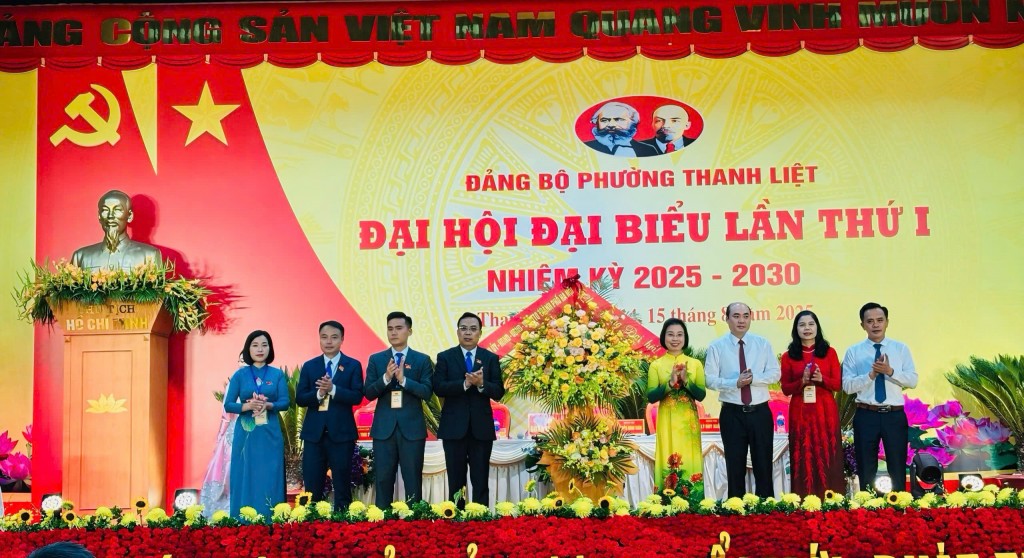 Đồng chí Phạm Thị Thanh Mai - Thành uỷ viên, Phó Chủ tịch HĐND TP Hà Nội, Phó Trưởng đoàn chuyên trách Đoàn đại biểu Quốc hội TP Hà Nội cùng các đại biểu tặng hoa chúc mừng đại hội
