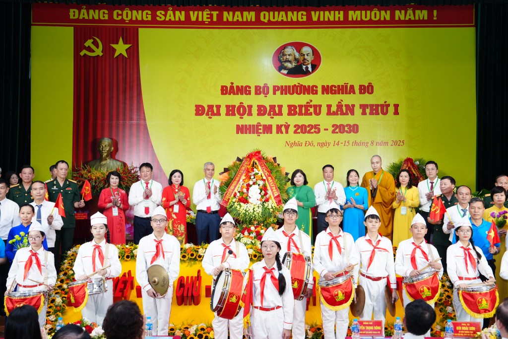 MTTQ, các đoàn thể và người dân phường Nghĩa Đô tặng hoa chúc mừng Đại hội