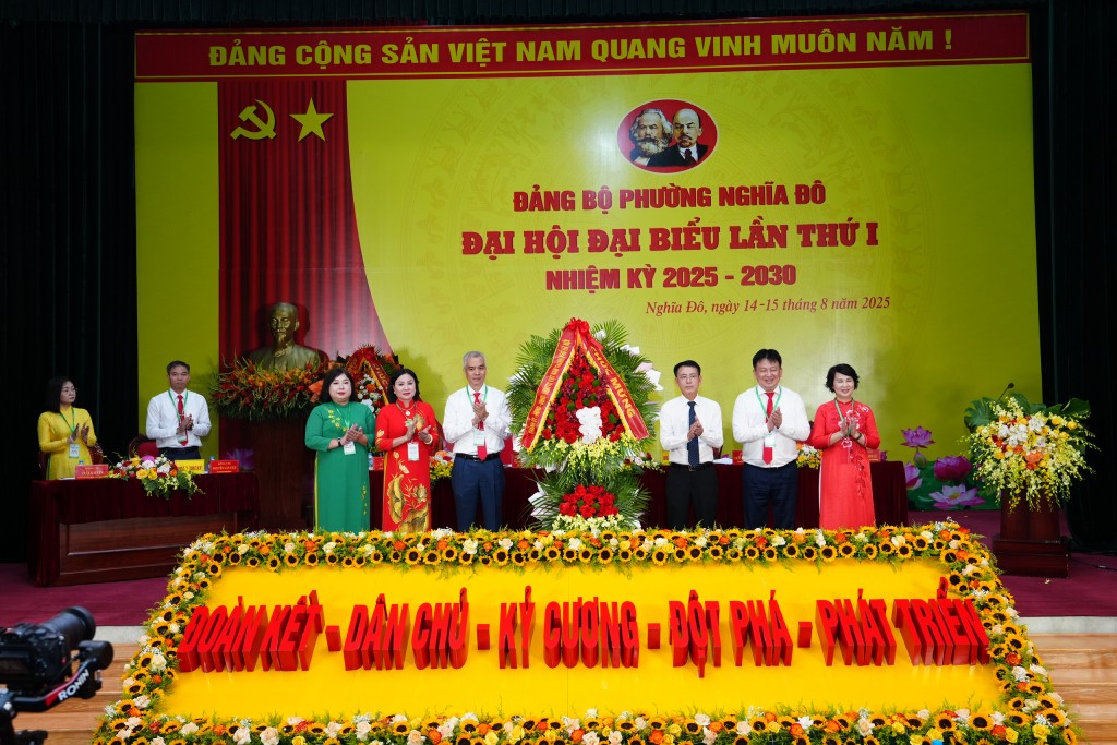 Đại diện lãnh đạo TP tặng hoa chúc mừng Đại hội