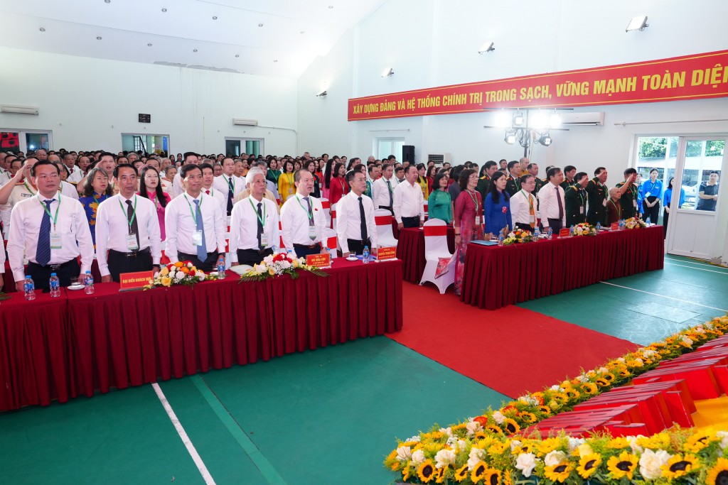 Các đại biểu thực hiện nghi thức chào cờ