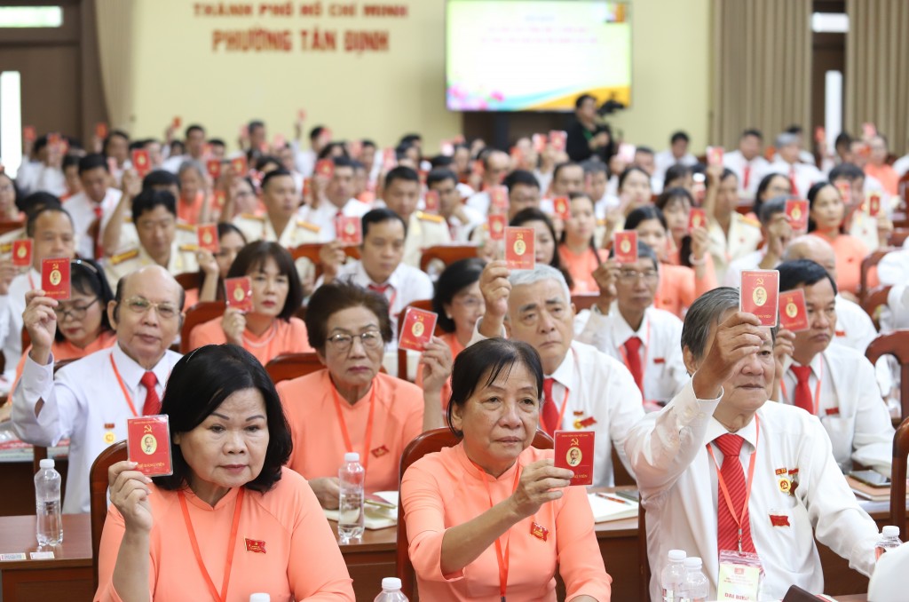 Các đại biểu biểu quyết tại đại hội