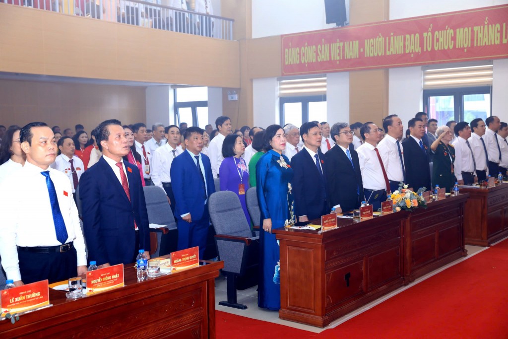 Các đại biểu thực hiện nghi lễ chào cờ
