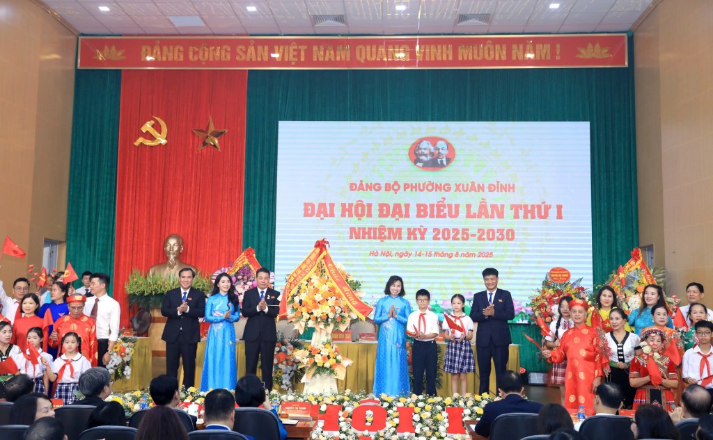 MTTQ, đoàn thể và Nhân dân Xuân Đỉnh tặng hoa chúc mừng Đại hội