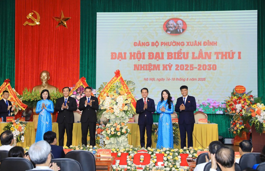 Đại diện lãnh đạo tặng hoa chúc mừng Đại hội