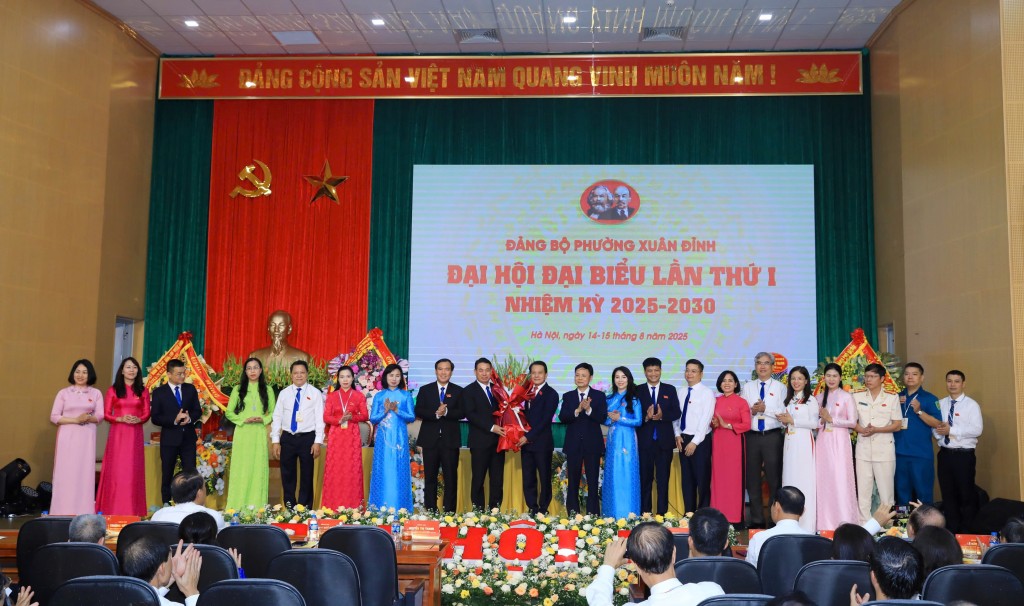 Đại biểu chúc mừng Ban Chấp hành Đảng bộ phường Xuân Đỉnh nhiệm kỳ mới