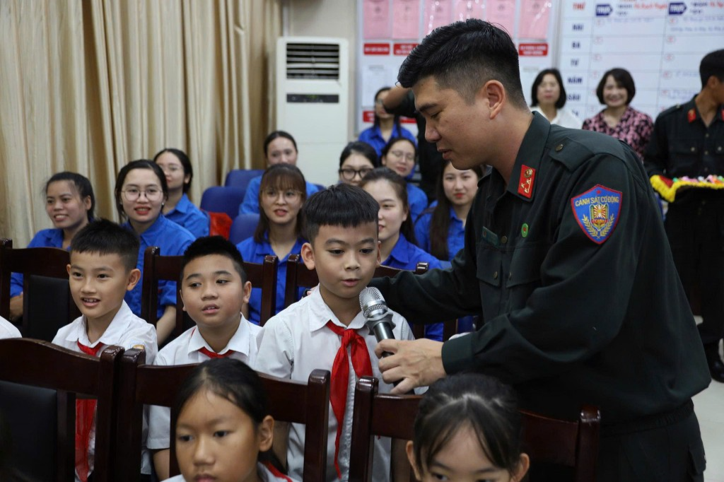 Các em học sinh giao lưu, chia sẻ tại chương trình 