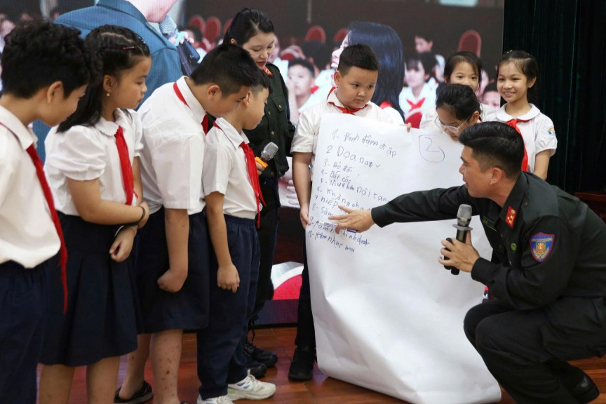 Cảnh sát cơ động “mách nước” thoát hiểm, phòng chống bạo lực học đường