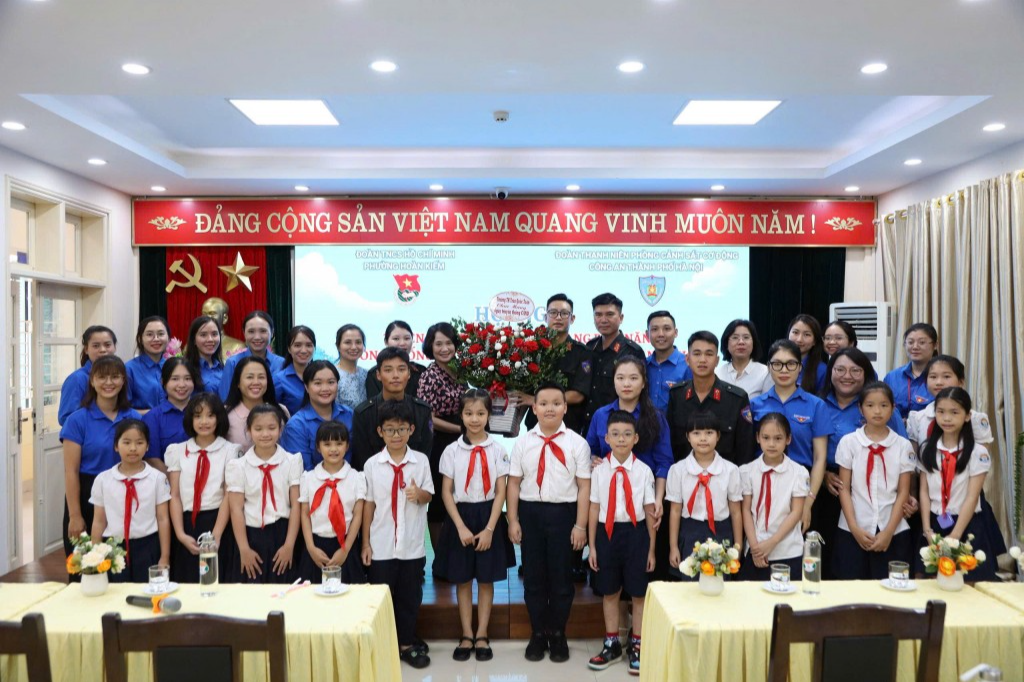 Các vị đại biểu và các em học sinh chụp ảnh lưu niệm tại chương trình 