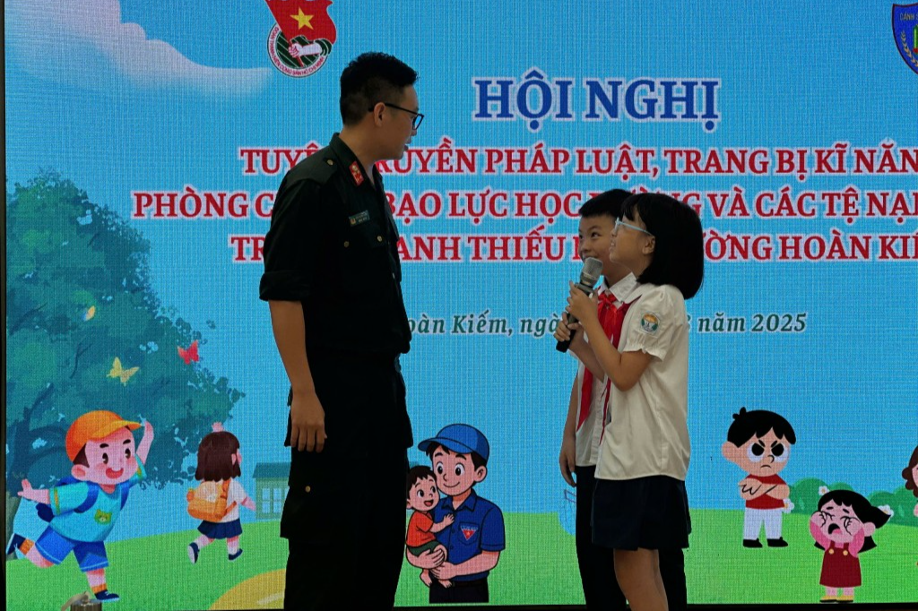 Các em học sinh thực hành xử lý tình huống có người lạ tiếp cận 