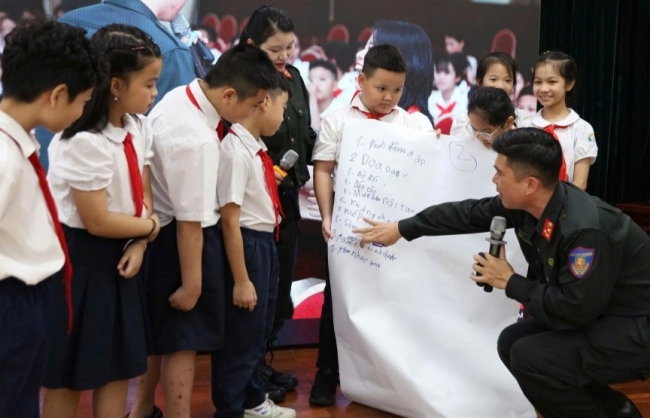 Cảnh sát cơ động “mách nước” thoát hiểm, phòng chống bạo lực học đường