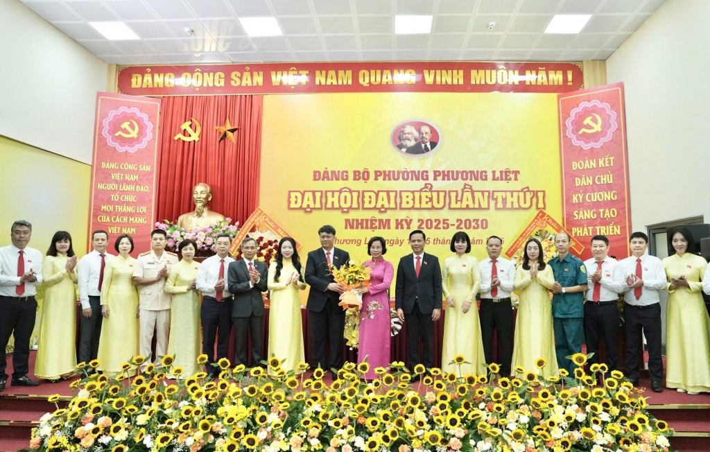 Ủy viên Ban Thường vụ Thành ủy Bùi Huyền Mai tặng hoa chúc mừng Đại hội. Ảnh: Việt Tuấn