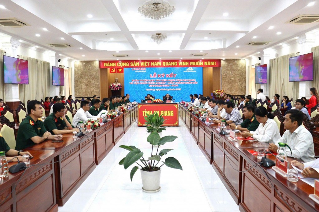 Quang cảnh buổi lễ ký kết