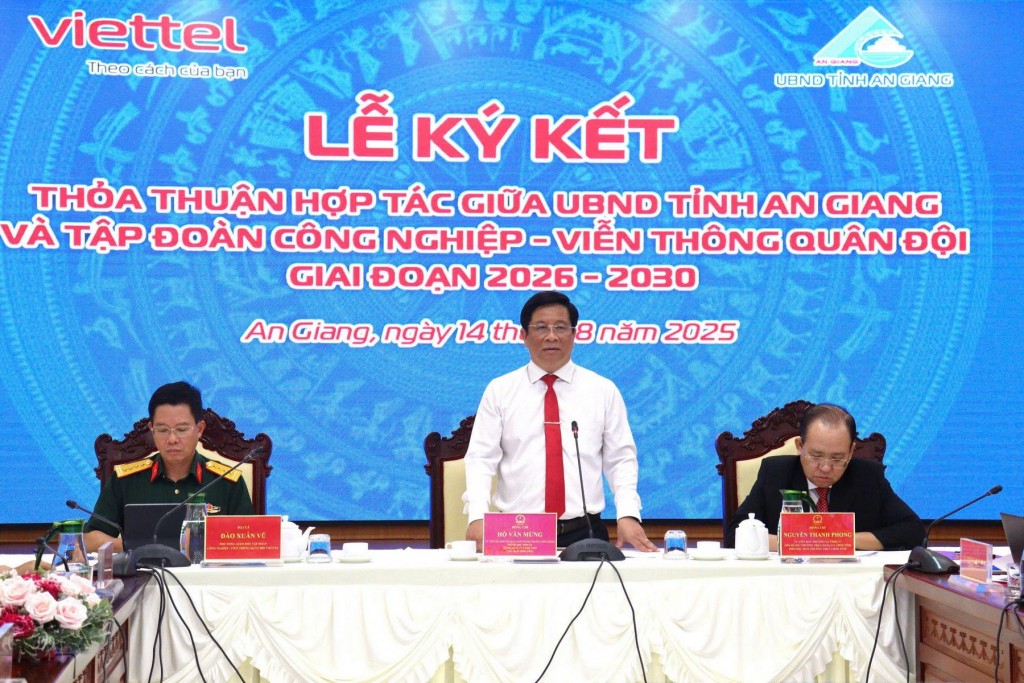 Ủy viên dự khuyết Ban Chấp hành Trung ương Đảng, Phó Bí thư Tỉnh ủy, Chủ tịch UBND tỉnh An Giang Hồ Văn Mừng phát biểu chỉ đạo tại lễ ký kết