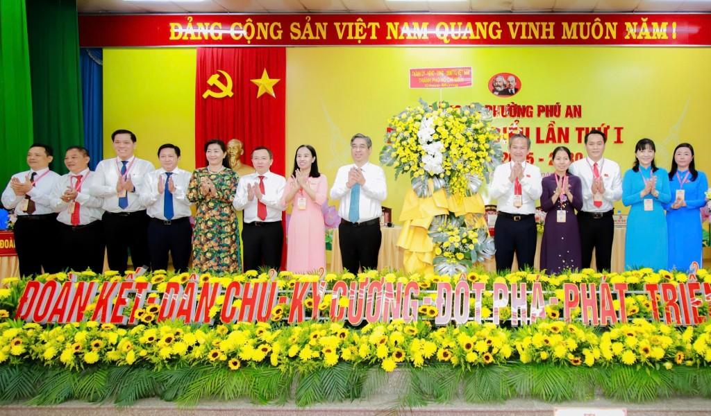 Lãnh đạo TP.HCM tặng hoa chúc mừng Đảng bộ phường Phú An.