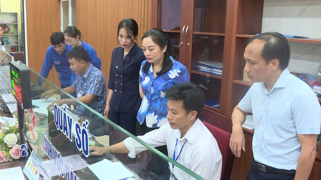 Lãnh đạo xã Vân Đình kiểm tra 
