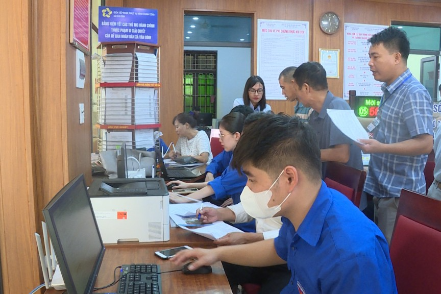 Thanh niên xã Vân Đình hỗ trợ tại điểm phục vụ hành chính công 