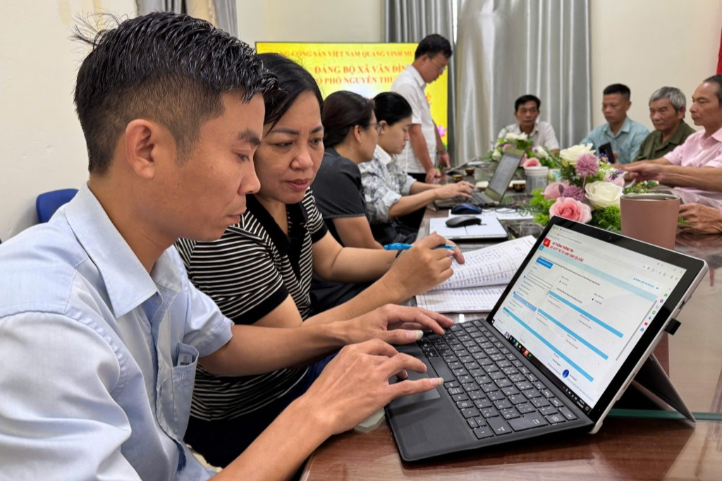 Tổ công tác chỉ đạo, hướng dẫn thực hiện công tác chuyển đổi số trong đảng hướng dẫn trực tiếp cho các đảng viên tại chi bộ phố Nguyễn Thượng Hiền