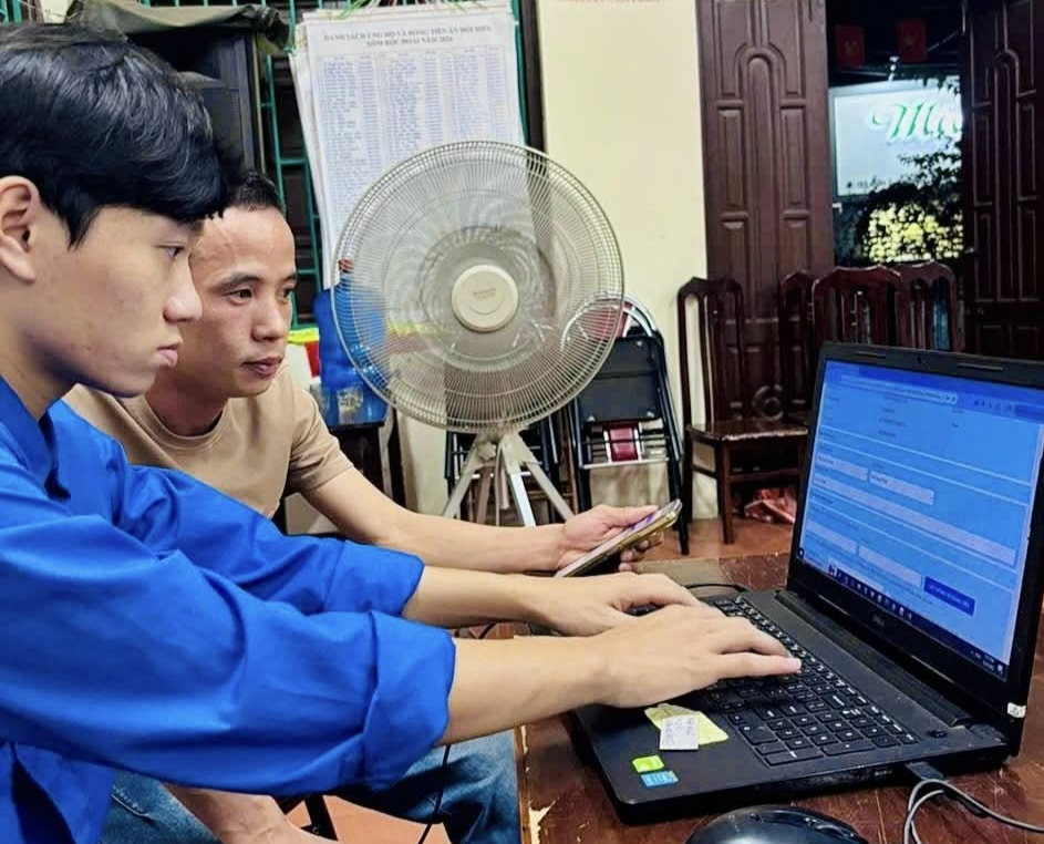 Thanh niên xã Thạch Thất hỗ trợ người dân chuyển đổi số 