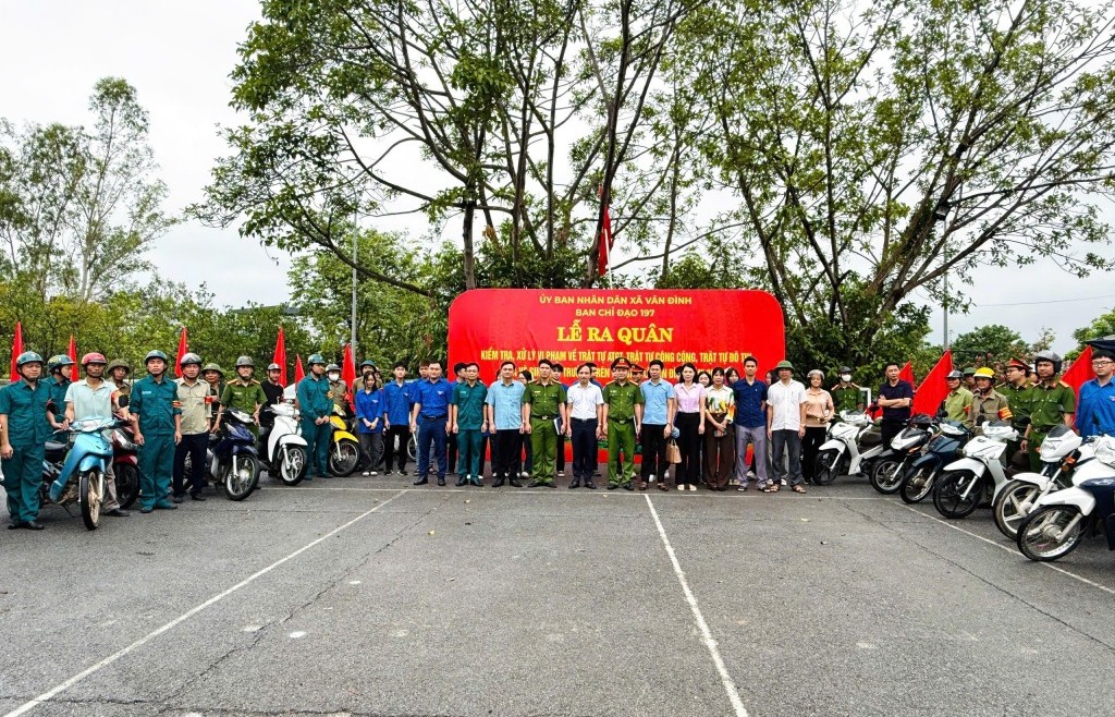 Xã Vân Đình ra quân xử lý vi phạm an toàn giao thông, trật tự đô thị